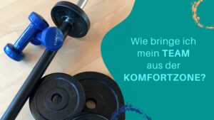 Eine Langhantel mit Extra-Gewichten und zwei blaue Kurzhanteln