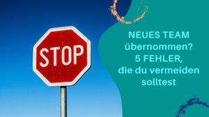 Ein rotes Stopp-Schild vor blauem Himmel