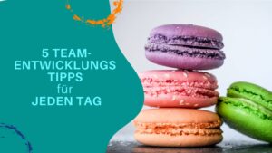 Übereinander gestapelte Macarons in lachsfarben, pink, lila und grün