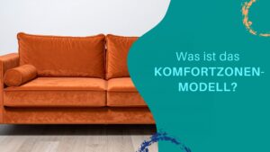 Ein rostrotes, plüschiges Sofa